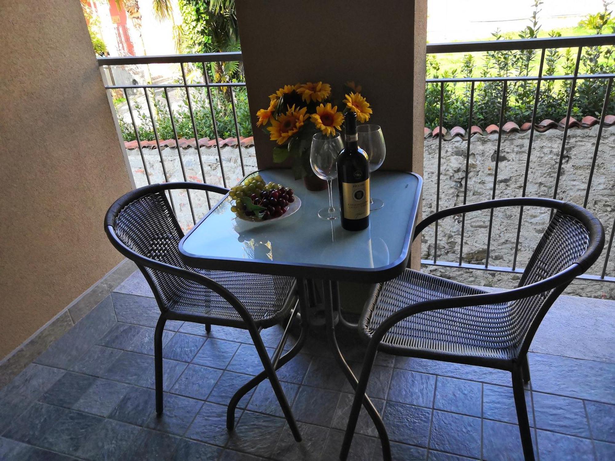 Butterfly Apt Suna Beach Verbania Exterior foto